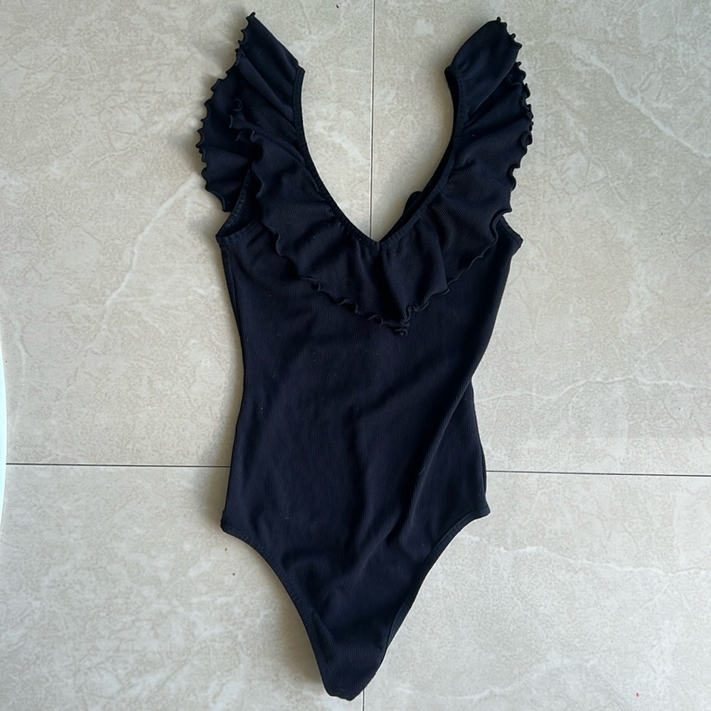 Black ruffled v neck bodysuit from Aritzia - Wilfred size XXS | romantic staple